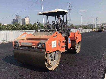 鄭州經開區17大街柏油路瀝青路面施工