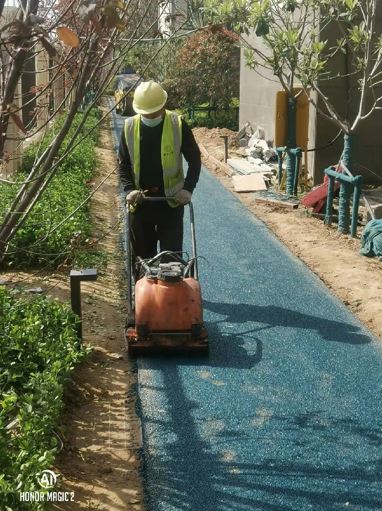 鄭州瀝青路面改色施工時需要注意什么？