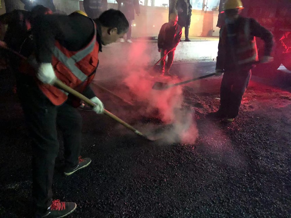 鄭州中線工程建設局瀝青攤鋪