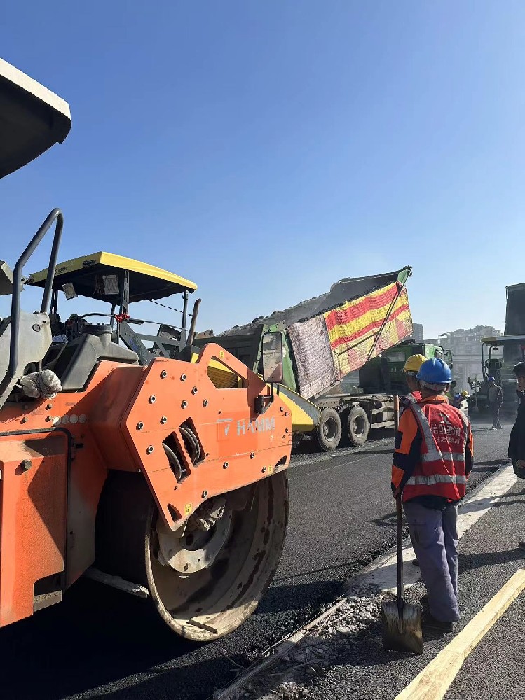 新鄉橡膠粉改性瀝青路面施工條件——鄭州新鄉瀝青路面施工